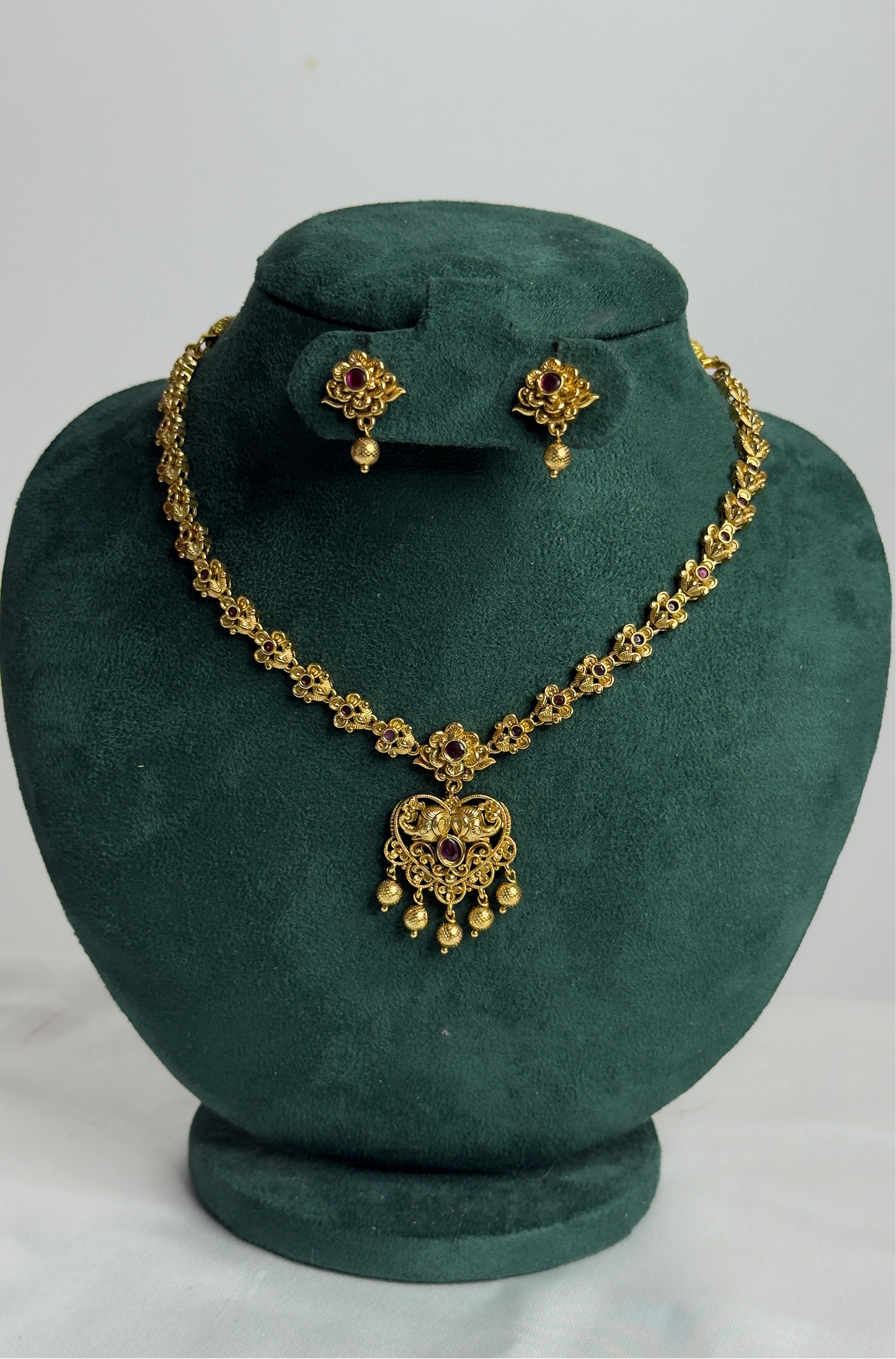 Ruby Antique
Simple Necklace set