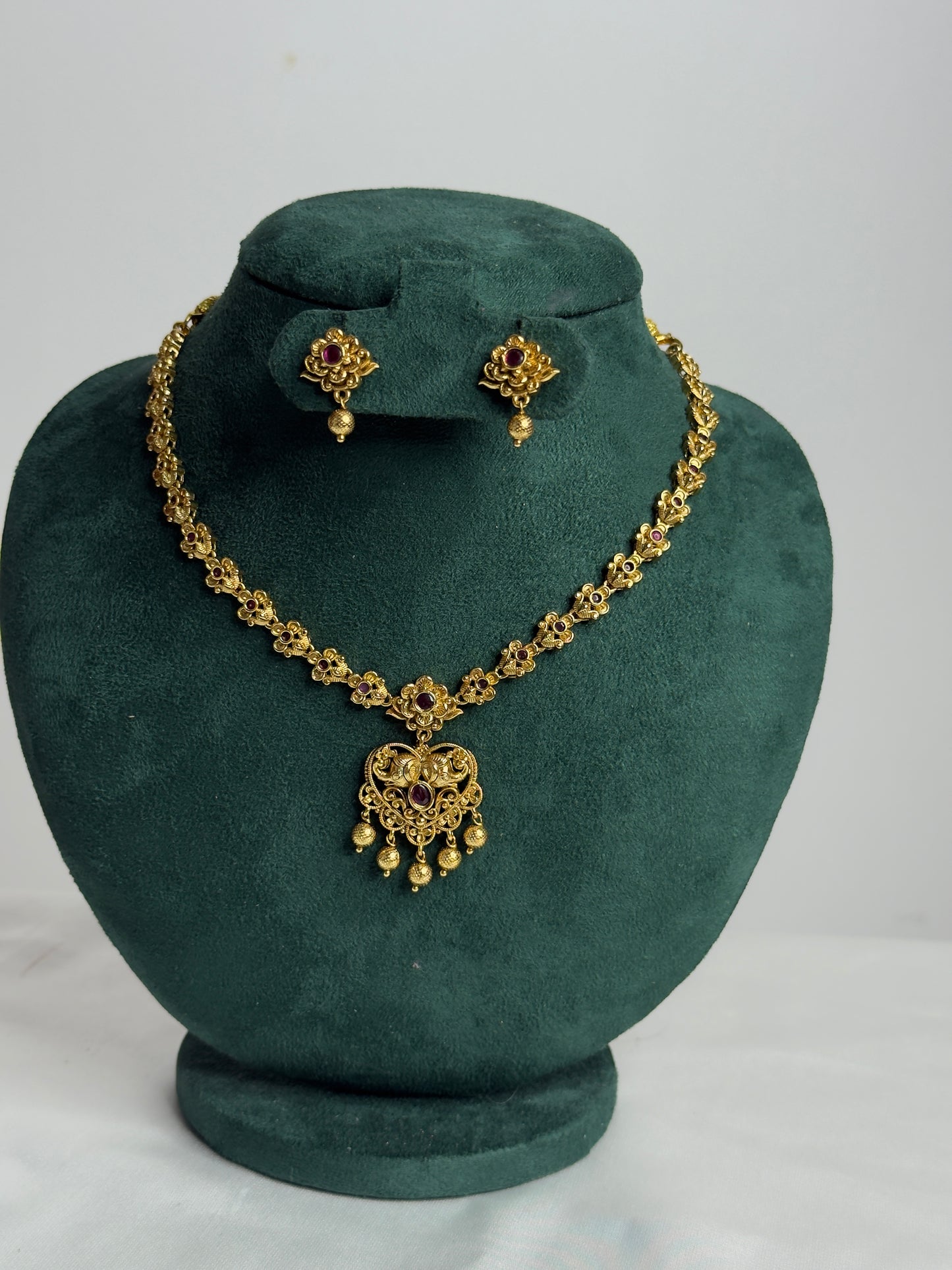 Ruby Antique
Simple Necklace set