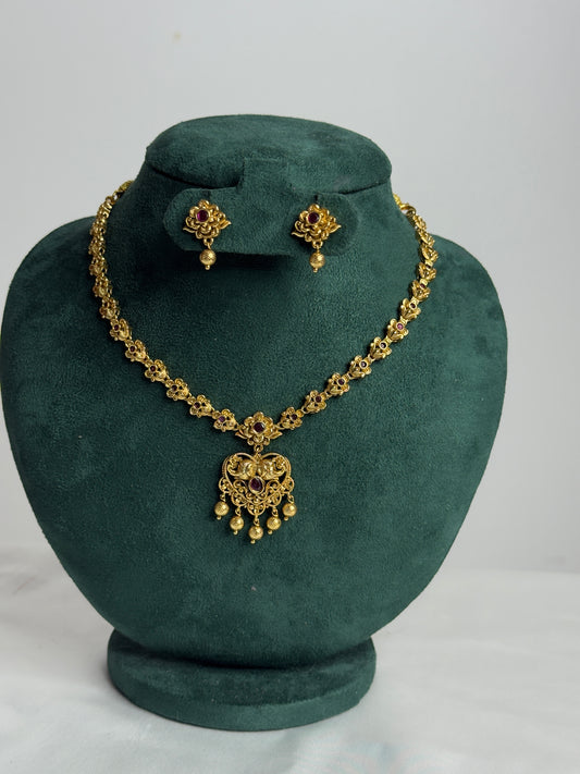 Ruby Antique
Simple Necklace set
