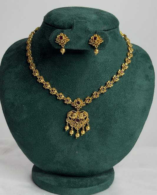 Ruby Antique
Simple Necklace set